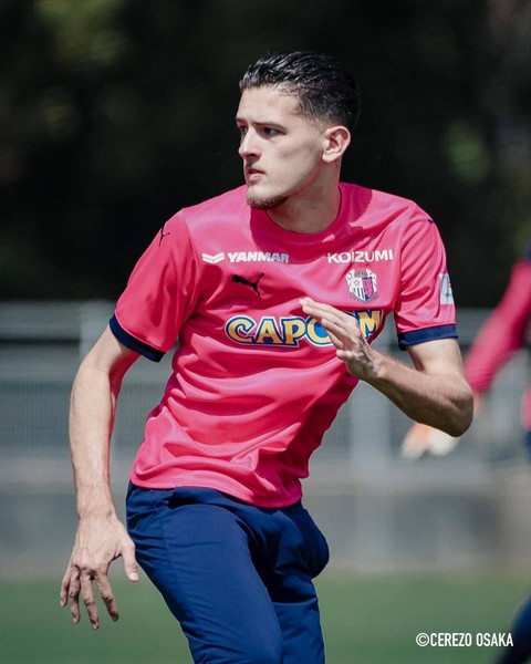 Justin Hubner bersama Cerezo Osaka. Foto: Facebook/officialcerezoosakaindonesia