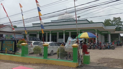 Mudik via jalur Pantura, pengendara bisa beristirahat di pinggir jalan atau di rest area berupa masjid yang dikelola warga. Foto: Agaton Kenshanahan/kumparan