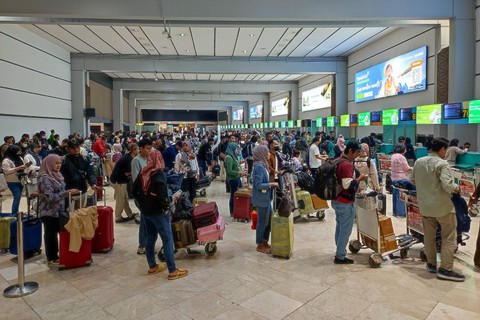 Calon penumpang memadati Terminal 2 Bandara Soekarno-Hatta pada H-3 Lebaran 2024, Minggu (7/4/2024). Foto: Jamal Ramadhan/kumparan