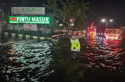 Banjir di Jalan Kaligawe Semarang akibat limpasan rob. Sabtu (6/4/2024). Foto: Dok. Istimewa