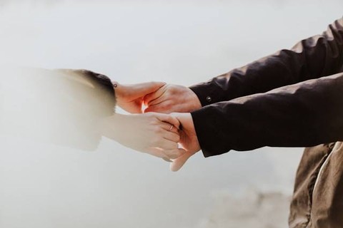 Ilustrasi Doa Minta Jodoh dengan Menyebut Nama. Foto: dok. Unsplash/Priscilla Du Preez 🇨🇦
