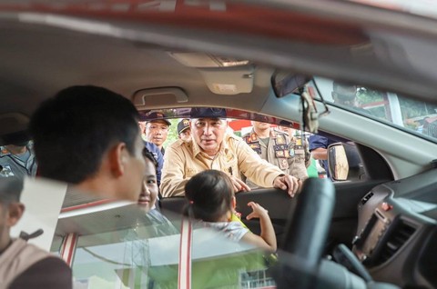 Pj Bupati Muba, Apriyadi Mahmud, saat menyapa pemudik. (ist)