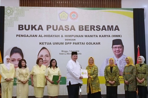 Pengajian Al-Hidayah & Himpunan Wanita Karya  (HWK) memberikan dukungan kepada Ketua Umum Partai Golkar, Airlangga Hartarto untuk Munas 2024, di Hotel Le Meridien, Jakarta, Minggu (7/4/2024) Foto: Zamachsyari/kumparan