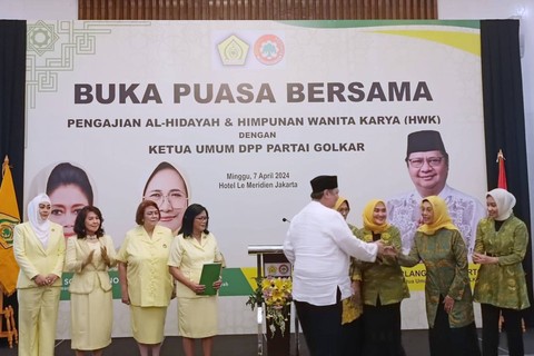 Pengajian Al-Hidayah & Himpunan Wanita Karya  (HWK) memberikan dukungan kepada Ketua Umum Partai Golkar, Airlangga Hartarto untuk Munas 2024, di Hotel Le Meridien, Jakarta, Minggu (7/4/2024) Foto: Zamachsyari/kumparan
