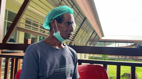 Victor Karambut (65) Warga Kampung Muare usai menjalani operasi katarak gratis program Bakti Sosial memperingati HUT PTFI ke-57 di Rumah Sakit Mitra Masyarakat (RSMM), Jumat (5/4/2024). Foto: Dok. Freeport Indonesia