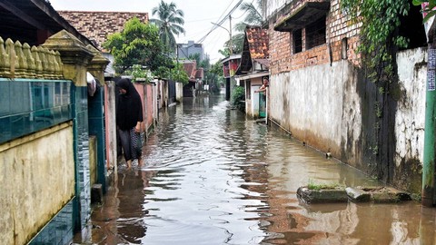 Kawasan Jalan Kasnariansyah yang terendam banjir saat hujan deras melanda Kota Palembang sejak pagi, Minggu (7/4) Foto: ary priyanto/urban id