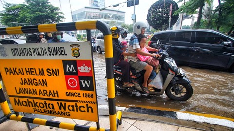 Kawasan Polda Sumsel yang terendam banjir menjadi hal biasa bagi warga Palembang yang kerap melintas di kawasan ini, Minggu (7/4) Foto: ary priyanto/urban id