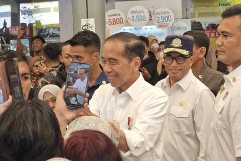 Presiden Joko Widodo meninjau arus mudik di Stasiun Pasar Senen, Jakarta, Senin (8/4/2024). Foto: Nadia Riso/kumparan