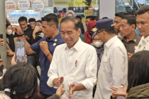 Presiden Joko Widodo meninjau arus mudik di Stasiun Pasar Senen, Jakarta, Senin (8/4/2024). Foto: Nadia Riso/kumparan