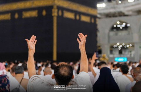 Jemaah umrah berdoa pada malam 29 Ramadan di Masjidil Haram Foto: Dok. gph.gov.sa