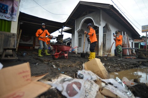 Relawan siaga bencana membersihkan rumah warga yang kemasukan lumpur akibat banjir lahar dingin di Nagari Bukik Batabuah, Agam, Sumatera Barat, Minggu (7/4/2024).  Foto: Iggoy el Fitra/ ANTARA FOTO