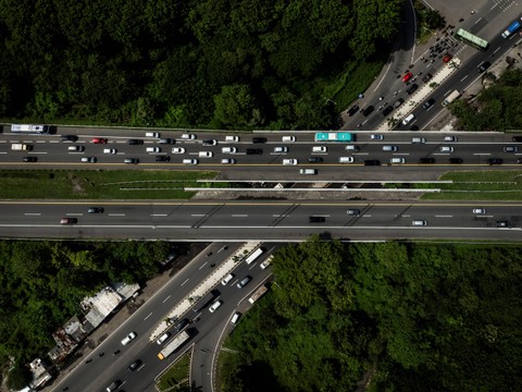 Sejumlah kendaraan pemudik melintas di Jalan Tol Cikopo-Palimanan (Cipali), Cirebon, Jawa Barat, Minggu (7/4/2024). Foto: Aprillio Akbar/ANTARA FOTO