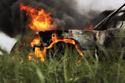 Ilustrasi mobil terbakar imbas kecelakaan. Foto: Shutterstock