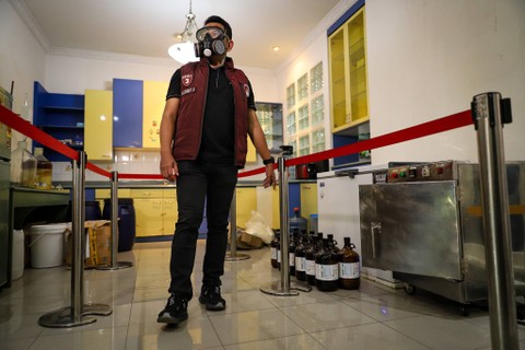 Polisi menunjukkan lokasi tempat pembuatan narkoba jaringan Fredy Pratama di Sunter, Jakarta Utara, Senin (8/4/2024). Foto: Iqbal Firdaus/kumparan