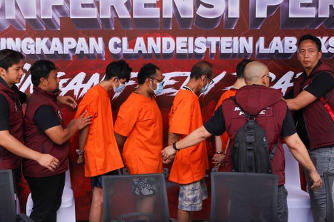 Polisi menghadirkan tersangka saat konferensi pers pengungkapan tempat pembuatan narkoba jaringan Fredy Pratama di Sunter, Jakarta Utara, Senin (8/4/2024). Foto: Iqbal Firdaus/kumparan