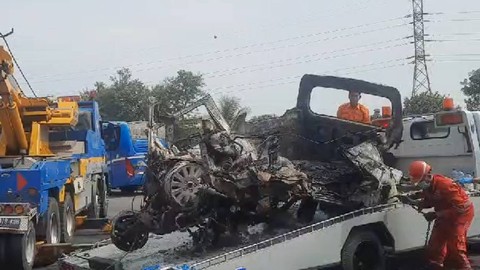 Petugas mengevakuasi kendaraan Granmax yang terlibat kecelakaan di Tol Jakarta-Cikampek KM 58, Karawang, Senin (8/4/2024). Foto: kumparan