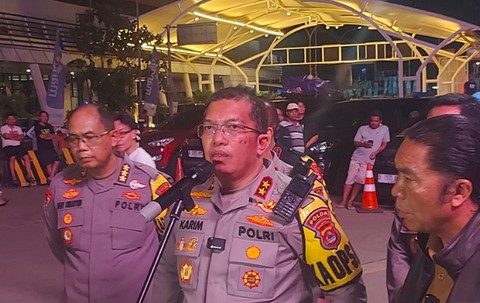 Kapolda Banten Irjen Abdul Karim (tengah) meninjau arus mudik di Pelabuhan Merak, Banten, Minggu (7/4/2024) malam. Foto: ANTARA/Abdu Faisal