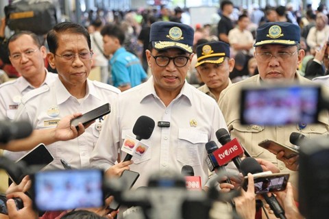 Menhub Budi Karya Sumadi meninjau arus mudik di Stasiun Pasar Senen, Jakarta, Senin (8/4/2024). Foto: Kemenhub RI