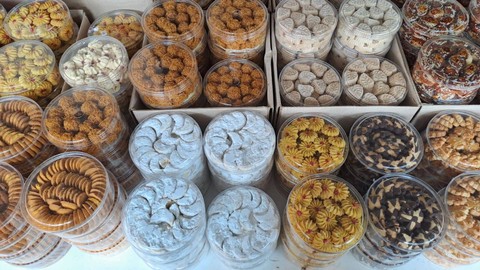 Pedagang kue kering di Blok 1-2 Pasar Senen Jaya, Jakarta, Senin (8/4/2024). Foto: Ghifari/Kumparan