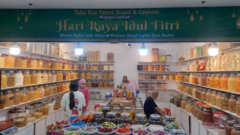 Pedagang kue kering di Blok 1-2 Pasar Senen Jaya, Jakarta, Senin (8/4/2024). Foto: Ghifari/Kumparan