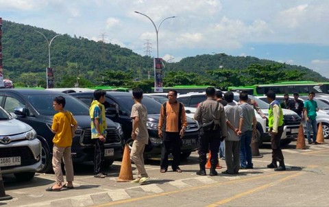 Sejumlah pemudik kendaraan roda empat di Pelabuhan Merak, Banten, melakukan protes kepada petugas karena mobil sudah mengantre lama namun tidak kunjung masuk kapal, Senin (8/4/2024). Foto: Desi Purnama Sari/ANTARA