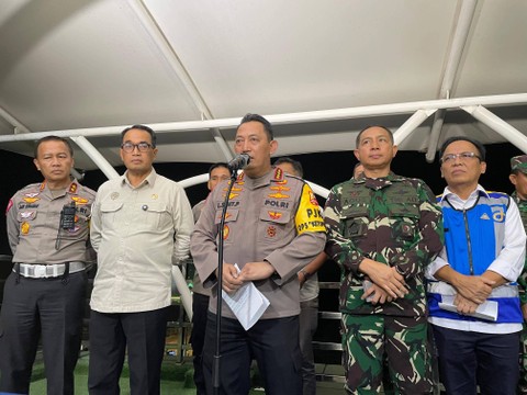 Menhub RI Budi Karya Sumadi, Kapolri Jenderal Listyo Sigit Prabowo, dan Panglima TNI Jenderal Agus Subiyanto, saat konferensi pers di Kantor Jasa Marga KM 70 Tol Jakarta-Cikampek, Senin (8/4/2024) Foto: Fadhil Pramudya/kumparan