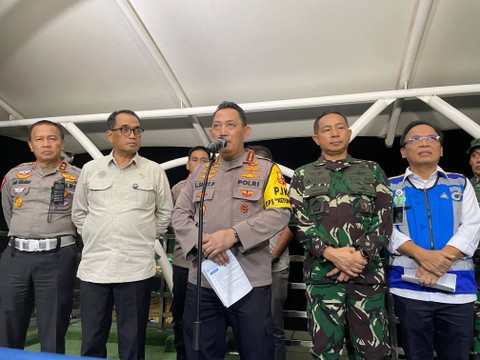 Menhub RI Budi Karya Sumadi, Kapolri Jenderal Listyo Sigit Prabowo, dan Panglima TNI Jenderal Agus Subiyanto, saat konferensi pers di Kantor Jasa Marga KM 70 Tol Jakarta-Cikampek, Senin (8/4/2024) Foto: Fadhil Pramudya/kumparan