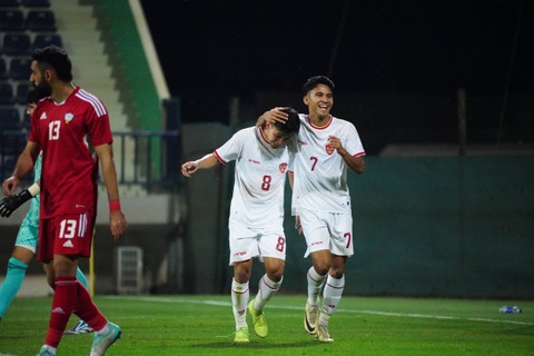 Selebrasi Witan Sulaeman dan Marselino Ferdinan saat Timnas U-23 melakukan laga uji coba melawan Uni Emirat Arab (UEA) di Dubai pada Selasa (9/4/2024). Foto: PSSI