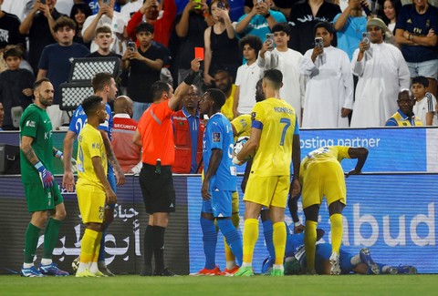 Cristiano Ronaldo diganjar kartu merah langsung usai mengasari Ali Al Bulayhi dalam laga Al Nassr vs Al Hilal saat semifinal Saudi Super Cup di Mohammed bin Zayed Stadium, Abu Dhabi, United Arab Emirates, Selasa (9/4) dini hari WIB. Foto: REUTERS/Rula Rouhana