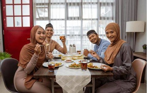 Merayakan lebaran bersama keluarga. Foto: Shutter Stock.