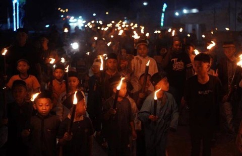 Anak-anak bersuka cita mengikuti pawai takbiran. Foto: Shutter Stock.