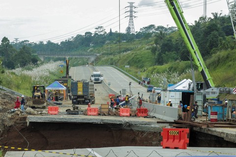 Pekerja mengoperasikan alat berat saat perbaikan ruas jalan tol Bocimi KM 64 yang amblas di Kabupaten Sukabumi, Jawa Barat, Senin (8/4/2024). Foto: Henry Purba/ANTARA FOTO