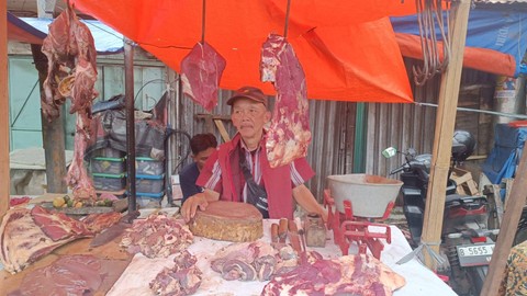 Wahyu (62) penjual daging sapi di Pasar Palmerah, Jakarta Pusat, Selasa (9/4/2024). Foto: Fadlan Nuril Fahmi/kumparan