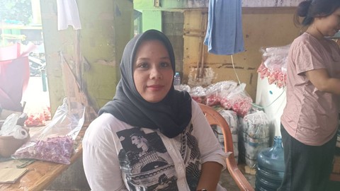 Runiasih (31) penjual kembang tabur untuk makam di Pasar Bunga Rawa Belong, Jakarta Barat, Selasa (9/4/2024). Foto: Fadlan Nuril Fahmi/kumparan
