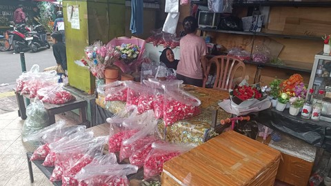 Penjual kembang tabur untuk makam di Pasar Bunga Rawa Belong, Jakarta Barat, Selasa (9/4/2024). Foto: Fadlan Nuril Fahmi/kumparan