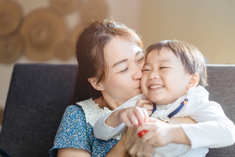 Ilustrasi ibu memeluk anak. Foto: Shutterstock