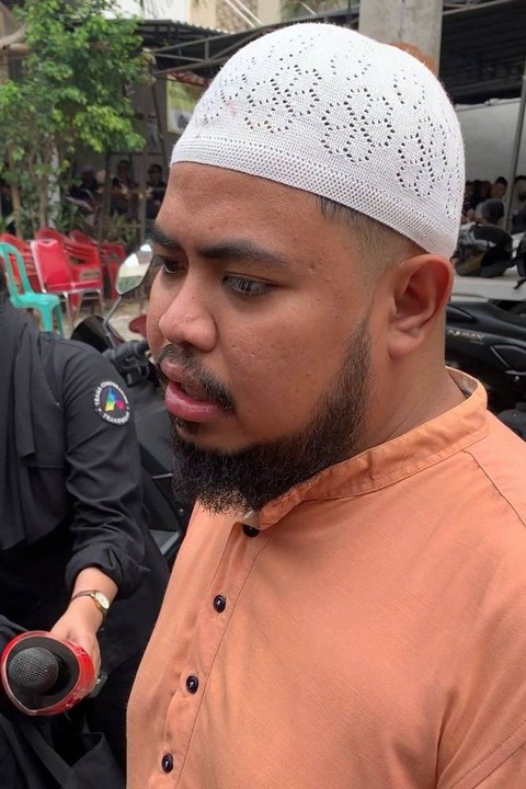 Rigen di rumah duka Priya Prayogha Pratama alias Babe Cabita di Cirendeu, Ciputat, Tangerang Selatan, Selasa (9/42024). Foto: Vincentius Mario/kumparan