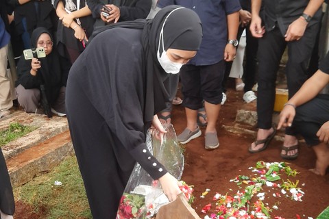 Jenazah Babe Cabita dimakamkan di TPU Cirendeu, Tangerang Selatan, Selasa (9/4/2024). Foto: Vincentius Mario/kumparan