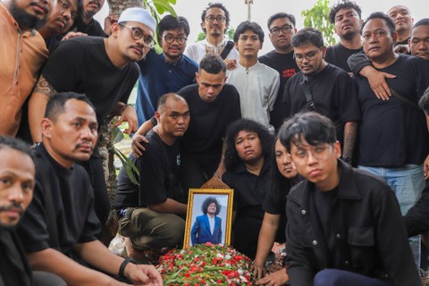 Sejumlah rekan komika menghadiri pemakaman Priya Prayogha Pratama alias Babe Cabita di TPU Cirendeu, Tangerang Selatan, Selasa (9/4/2024). Foto: Iqbal Firdaus/kumparan