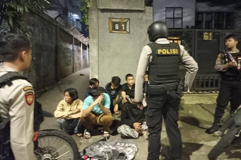 Tim Patroli Perintis Polres Jakarta Selatan membubarkan aksi bangunkan sahur oleh puluhan pemuda dengan petasan di Cilandak, Kamis (9/4/2024) subuh. Foto: Dok Humas Polres Jakarta Selatan