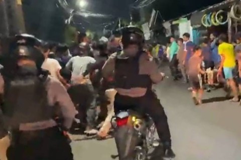 Tim Patroli Perintis Polres Jakarta Selatan membubarkan aksi bangunkan sahur oleh puluhan pemuda dengan petasan di Cilandak, Kamis (9/4/2024) subuh. Foto: Dok Humas Polres Jakarta Selatan