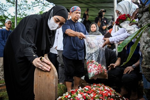 Istri komedian Babe Cabita, Zulfati Indraloka mengikuti prosesi pemakaman jenazah suaminya Priya Prayogha Pratama alias Babe Cabita di TPU Kampung Gunung Cirendeu, Tangerang Selatan, Banten, Selasa (9/4/2024). Foto: Sulthony Hasanuddin/ ANTARA FOTO