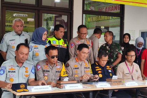 Jumpa pers perkembangan identifikasi korban kecelakaan contraflow maut di RSUD Karawang, Jawa Barat, Selasa (9/4/2024).  Foto: Jonathan Devin/kumparan