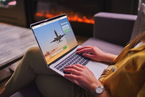 Ilustrasi membeli tiket mudik secara online. Foto: Shutterstock