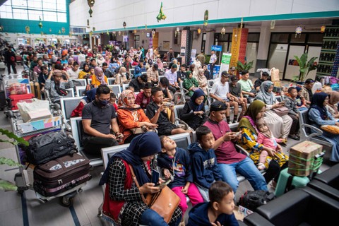 Sejumlah pemudik menunggu jadwal keberangkatan di Stasiun Kertapati Palembang, Sumatera Selatan, Selasa (9/4/2024). Foto: Nova Wahyudi/ANTARA FOTO