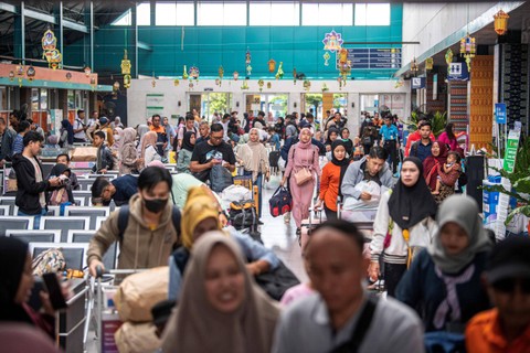 Sejumlah pemudik berjalan menuju Kereta Api Serello relasi Palembang-Lubuklinggau di Stasiun Kertapati Palembang, Sumatera Selatan, Selasa (9/4/2024).  Foto: Nova Wahyudi/ANTARA FOTO