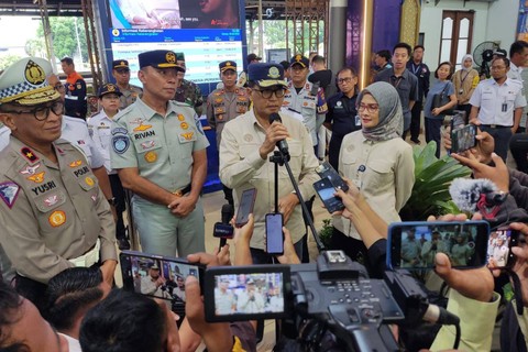 Menteri Perhubungan (Menhub), Budi Karya Sumadi saat doorstop di Statsiun Cirebon Kejaksan, Selasa (9/4/2024) Foto: Panji Asmara/kumparan
