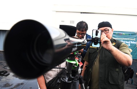 Petugas melakukan pemantauan hilal atau rukyatulhilal di Kanwil Kementerian Agama (Kemenag) Provinsi DKI Jakarta, Jakarta, Selasa (9/4/2024). Foto: Akbar Nugroho Gumay/ANTARA FOTO