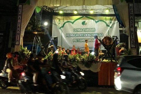 Suasana takbiran di jalan KS Tubun, Petamburan, Jakarta Pusat, Selasa (9/4/2024) Foto: Andreas Ricky Febrian/kumparan