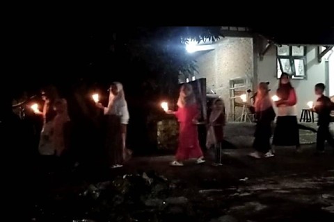 Pawai obor malam takbiran bocil-bocil di Kabupaten Lamongan, Selasa (9/4/2024). Foto: Dok mili.id